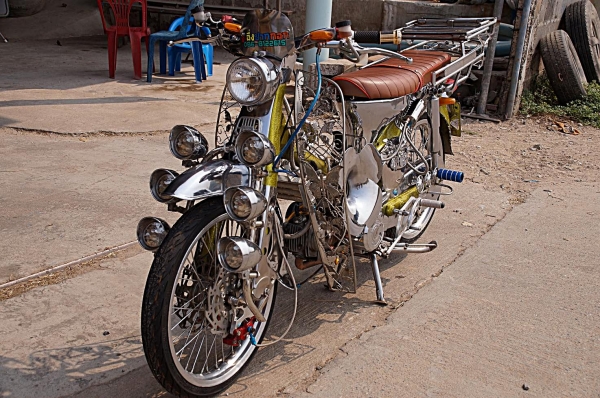 HONDA CM 90 แต่ง สวยสวย สภาพประกวด เครื่องดรีม ทู สตาทร์มือ เครื่องเงียบดีมาก ๆ รับประกันได้เลยครับ ระบบไฟ ติดครบ ทุกจุด อะไหล่แต่ง ชุบทั้งคัน สภาพแน่น ตามรูป เลยครับ รูปปัจจุบันนะครับ ( ย้ำว่ารูป ปัจจุบัน ) รถสวยมาก จริง ๆ เอกสารสำเนาหน้าเล่มเครื่อง พร้อ