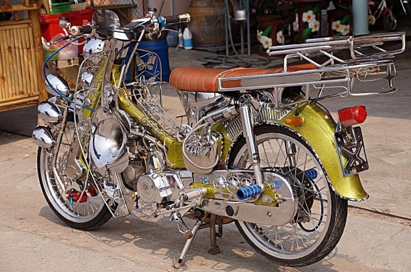 HONDA CM 90 แต่ง สวยสวย สภาพประกวด เครื่องดรีม ทู สตาทร์มือ เครื่องเงียบดีมาก ๆ รับประกันได้เลยครับ ระบบไฟ ติดครบ ทุกจุด อะไหล่แต่ง ชุบทั้งคัน สภาพแน่น ตามรูป เลยครับ รูปปัจจุบันนะครับ ( ย้ำว่ารูป ปัจจุบัน ) รถสวยมาก จริง ๆ เอกสารสำเนาหน้าเล่มเครื่อง พร้อ