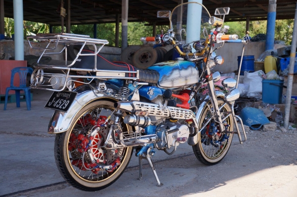 YAMAHA YG 5 แต่ง สวยงาม สภาพประกวด เครื่อง LIFAN 125 CC สภาพตามรูปเลยครับ บอกได้คำเดียวว่าเยอะครับ  มีทะเบียนเล่มโครง อินวอยเครื่อง ครบ แบตใหม่