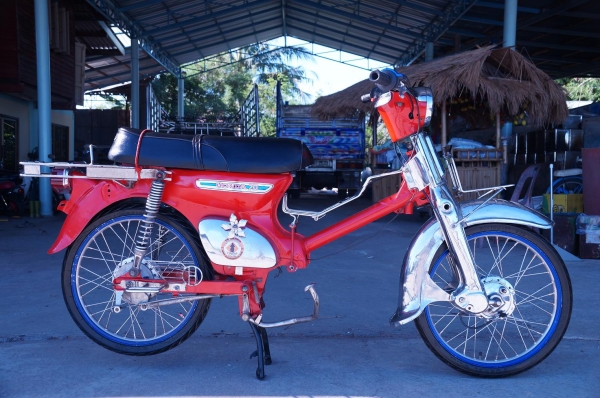 โครงยืนคัน HONDA C 70 มีทะเบียน เป็น กระดาษแผ่นเดียว เลขตรง ชัดเจน รถเพิง ประกอบใหม่สีใหม่ครับ อะไหล่เป็น งานเหล็ก ชุบโครเมียม ทั้งคันครับ