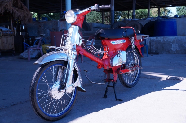 โครงยืนคัน HONDA C 70 มีทะเบียน เป็น กระดาษแผ่นเดียว เลขตรง ชัดเจน รถเพิง ประกอบใหม่สีใหม่ครับ อะไหล่เป็น งานเหล็ก ชุบโครเมียม ทั้งคันครับ