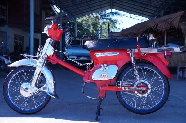 โครงยืนคัน HONDA C 70 มีทะเบียน เป็น กระดาษแผ่นเดียว เลขตรง ชัดเจน รถเพิง ประกอบใหม่สีใหม่ครับ อะไหล่เป็น งานเหล็ก ชุบโครเมียม ทั้งคันครับ