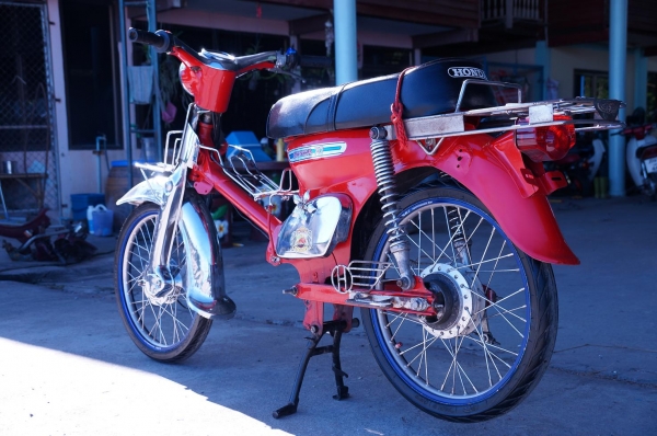 โครงยืนคัน HONDA C 70 มีทะเบียน เป็น กระดาษแผ่นเดียว เลขตรง ชัดเจน รถเพิง ประกอบใหม่สีใหม่ครับ อะไหล่เป็น งานเหล็ก ชุบโครเมียม ทั้งคันครับ