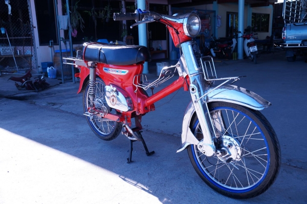 โครงยืนคัน HONDA C 70 มีทะเบียน เป็น กระดาษแผ่นเดียว เลขตรง ชัดเจน รถเพิง ประกอบใหม่สีใหม่ครับ อะไหล่เป็น งานเหล็ก ชุบโครเมียม ทั้งคันครับ