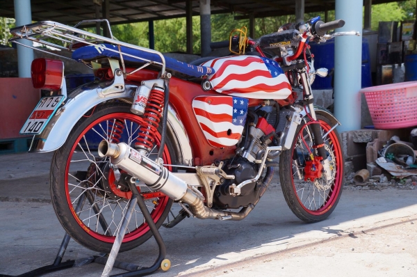 SUZUKI A 100 เครื่อง โซนิค ชักยาว เครื่องแน่นแรง สะใจ เพิ่งทำใหม่ ขับโครตดีครับ รับประกันความแรง เสียงท่อ โหด โหด อะไหล่แต่ง และสภาพรถโดยรวมตามรูปทุกอย่างครับ มีทะเบียนเล่มเครื่องพร้อมโอน มีโครง โซนิค ให้ด้วยครับ