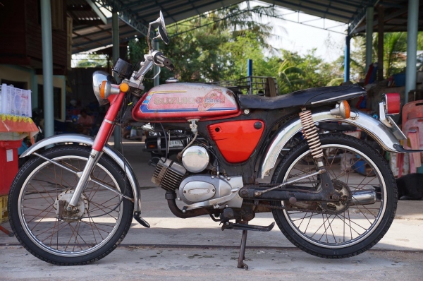 ขาย SUZUKI A 100 สภาพเดิม เดิม แห้ง แห้ง สวย เครื่องดีมาก เจ้าของทำมาใหม่ เสียงเงียบ ระบบไฟ ออก ครบ  พร้อมทะเบียน ภาษี พ ร บ 2557