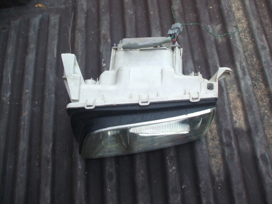 ไฟซีนอล ไฟหน้าอีซูซุดาก้อนข้างซ้าย