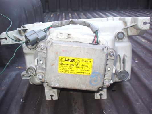 ไฟซีนอล ไฟหน้าอีซูซุดาก้อนข้างซ้าย