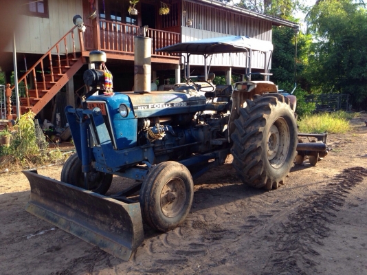 ขายFORD 7700 พร้อมอุปกรณ์ ดันหน้า+ผาน7