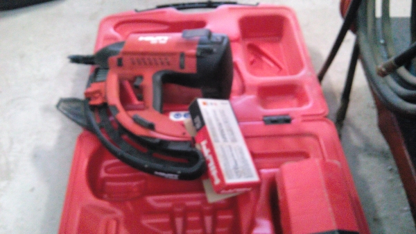 (มี VDO)เครื่องยิงตะปูยี่ห้อ HILTI รุ่น GX 100 แบบพกพาใช้แก็สหลอดไม่ใช้ไฟฟ้าหรือสายลม ใช้ยิงคอนกรีตได้เลย