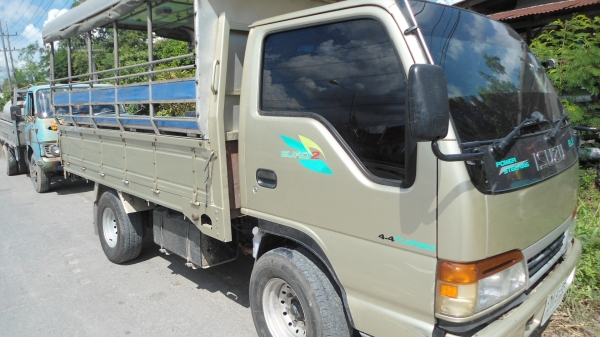 บรรทุก4ล้อทะเบียนเล็ก พร้อมใช้  เครื่อง 4 HF1  รหัส  NKR 66 E  ใช้งานน้อยครับ
