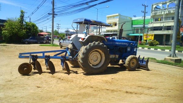 รถไถ FORD 6600 T5 อุปกรณ์แถมฟรี มีใบดันหน้า และ ผานสาม ซี เอ็ม ที รถสวยเนี๊ยบ มีทะเบียนครบ ราคาต่อรองได้