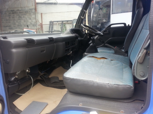 หกล้อ isuzu NPR 130 เทอร์โบ มีแอร์ พวงมาลัยเพาเวอร์ กะบะยาว 5เมตร