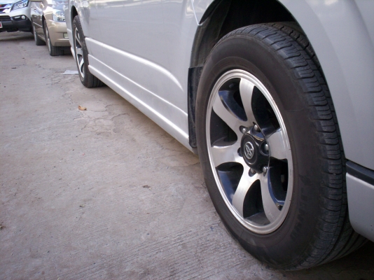 แม็กโตโยต้าPRADO ปัดเงา6รู17นิ้ว+ยางใหม่225 60 17 สภาพดีมากไม่มีซ่อม 10000บาท0890671028