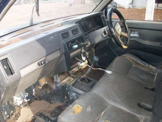 กระบะพร้อมใช้งาน  ยางดี ระบบแอร์ครบ  วิ่งใกลสบาย