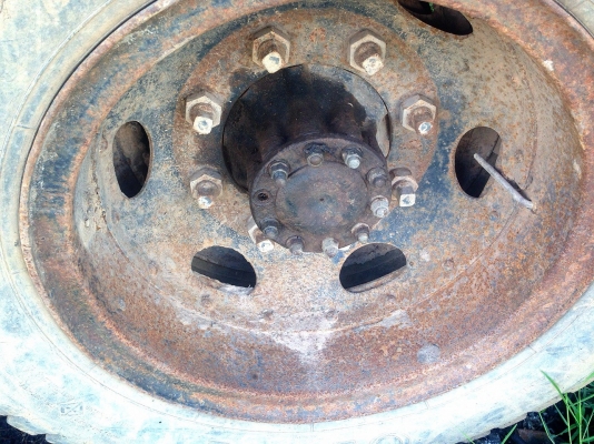 **240,000 บ.ต่อรอง**ขาย6ล้อบรรทุกน้ำ HINO KL340 EC100 145HP เครื่องเดิมเกียร์เดิม EC100 145แรง เครื่องแห้งดี ช่วงล่างเดิม 8น็อตหน้าหลัง คัสซีใหญ่ สวยเดิมๆ ไม่ผุ ไม่ปะไม่ดาม ไม่บวม มีสนิมเกาะนิดหน่อย ยาว5ม. พร้อมถังบรรทุกน้ำสภาพดี ไม่บุบ ไม่ผุ ระบบน้ำครบ(ต