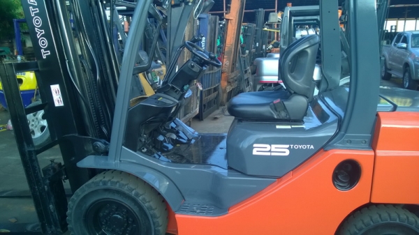 รถยกโตโยต้ารุ่น 8 น้ำหนักยก 2.5 ตัน เสาสูง 4.75 เมตร เครื่องดีเซล เกียร์ออโต้ แผงงาสไลด์