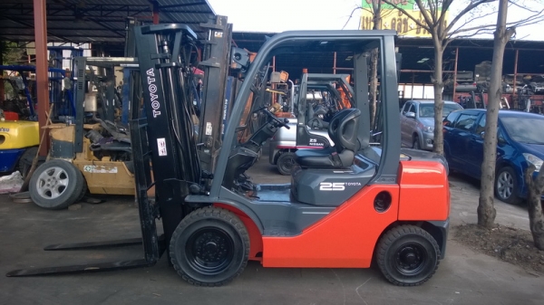 รถยกโตโยต้ารุ่น 8 น้ำหนักยก 2.5 ตัน เสาสูง 4.75 เมตร เครื่องดีเซล เกียร์ออโต้ แผงงาสไลด์