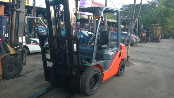 รถยกโตโยต้ารุ่น 8 น้ำหนักยก 2.5 ตัน เสาสูง 4.75 เมตร เครื่องดีเซล เกียร์ออโต้ แผงงาสไลด์