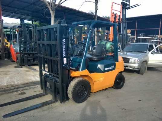 รถยกโตโยต้ารุ่น 7 น้ำหนักยก 2.5 ตัน เสาสูง 4.30 เมตร เข้าตู้  เครื่องเบนซินติดแก๊ส เกียร์ออโต้ แผงงาสไลด์