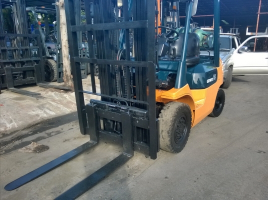 รถยกโตโยต้ารุ่น 7 น้ำหนักยก 2.5 ตัน เสาสูง 4.30 เมตร เข้าตู้  เครื่องเบนซินติดแก๊ส เกียร์ออโต้ แผงงาสไลด์