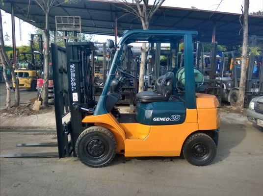 รถยกโตโยต้ารุ่น 7 น้ำหนักยก 2.5 ตัน เสาสูง 4.30 เมตร เข้าตู้  เครื่องเบนซินติดแก๊ส เกียร์ออโต้ แผงงาสไลด์