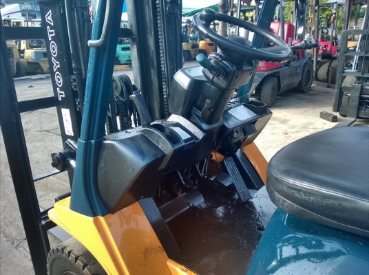 รถยกโตโยต้ารุ่น 7 น้ำหนักยก 2.5 ตัน เสาสูง 4.30 เมตร เข้าตู้  เครื่องเบนซินติดแก๊ส เกียร์ออโต้ แผงงาสไลด์