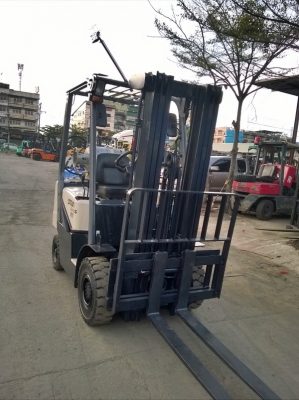 รถยก 1.5 ตัน เสาสูง 4.75 เมตรเข้าตู้  เครื่องเบนซินติดแก๊สเรียบร้อย เกียร์ออโต้