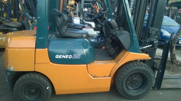 รถยกโตโยต้ารุ่น 7 น้ำหนักยก 2.5 ตัน เสาสูง 4 เมตร แผงงาสไลด์  เครื่องดีเซล เกียร์ธรรมดา