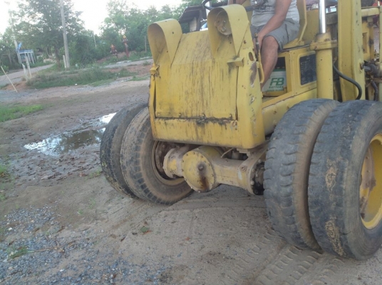 ขายรถตัก ล้อยาง  KOMATSU  รุ่น SD 23  เครื่อง 4 สูบ พร้อมใช้งาน