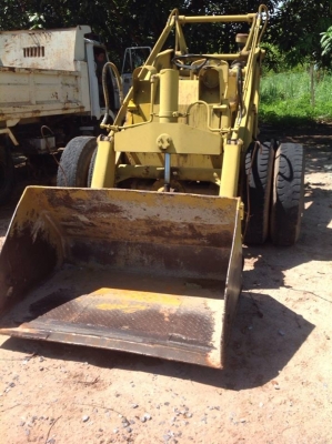 ขายรถตัก ล้อยาง  KOMATSU  รุ่น SD 23  เครื่อง 4 สูบ พร้อมใช้งาน