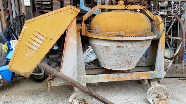 ถังเครื่องผสมปูนสนใจโทรสอบถามได้ครับสภาพพร้อมใช้งานครับถังใหญ่ ยก 4  คนไม่รอดครับ  มอเตอร์ไฟบ้านขนาด 3  แรงครับราคานี้คุ้มมากครับ  จักส่งได้ทั่วประเทศครับ