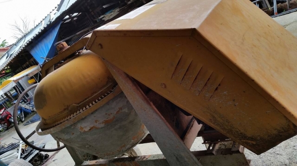 ถังเครื่องผสมปูนสนใจโทรสอบถามได้ครับสภาพพร้อมใช้งานครับถังใหญ่ ยก 4  คนไม่รอดครับ  มอเตอร์ไฟบ้านขนาด 3  แรงครับราคานี้คุ้มมากครับ  จักส่งได้ทั่วประเทศครับ