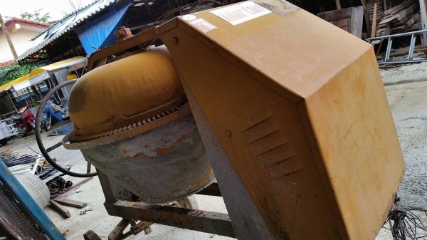 ถังเครื่องผสมปูนสนใจโทรสอบถามได้ครับสภาพพร้อมใช้งานครับถังใหญ่ ยก 4  คนไม่รอดครับ  มอเตอร์ไฟบ้านขนาด 3  แรงครับราคานี้คุ้มมากครับ  จักส่งได้ทั่วประเทศครับ