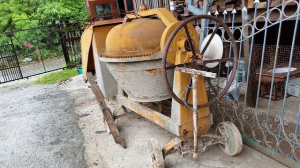 ถังเครื่องผสมปูนสนใจโทรสอบถามได้ครับสภาพพร้อมใช้งานครับถังใหญ่ ยก 4  คนไม่รอดครับ  มอเตอร์ไฟบ้านขนาด 3  แรงครับราคานี้คุ้มมากครับ  จักส่งได้ทั่วประเทศครับ