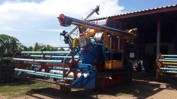 รถเกี่ยวอุ้มข้าว พร้อมใช้งาน