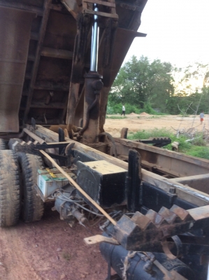 ขายHINO F18แท้( 2เพลาดั๊ม เครื่อง180แรง) ยางใหม่10เส้น เครื่องดี ครัทซีดี หัวมีผุบ้างเดิมๆตามสภาพ ภาษีไม่ขาด ขาย 670,000 บาท