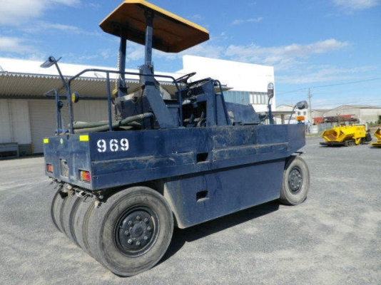 รถบดล้อยาง 9ล้อ SAKAI รุ่น TS200