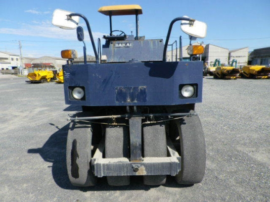 รถบดล้อยาง 9ล้อ SAKAI รุ่น TS200