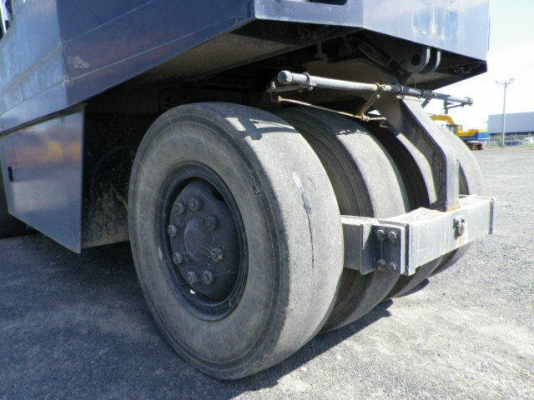 รถบดล้อยาง 9ล้อ SAKAI รุ่น TS200