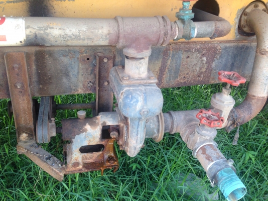 HINO KL 340 - 145 HP EC100 รถหกล้อใหญ่บรรทุกถังน้ำ รถสภาพดีพร้อมใช้งานครับ ภายในห้องเก๋งคอนโซลครบ เครื่องแรงดี ช่วงล่างคัชซีไม่มีบวม ถังบรรจุน้ำ 6,000 ลิตรมีอุปกรณ์ครบวาวล์เปิดปิดน้ำใช้การได้ดีครับ เอกสารเล่มทะเบียนชุดโอนครบพร้อม ราคาต่อรองได้ครับ