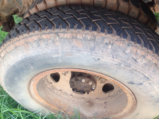 HINO KL 340 - 145 HP EC100 รถหกล้อใหญ่บรรทุกถังน้ำ รถสภาพดีพร้อมใช้งานครับ ภายในห้องเก๋งคอนโซลครบ เครื่องแรงดี ช่วงล่างคัชซีไม่มีบวม ถังบรรจุน้ำ 6,000 ลิตรมีอุปกรณ์ครบวาวล์เปิดปิดน้ำใช้การได้ดีครับ เอกสารเล่มทะเบียนชุดโอนครบพร้อม ราคาต่อรองได้ครับ