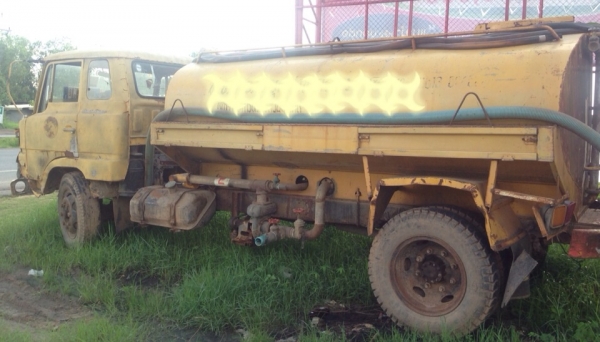 HINO KL 340 - 145 HP EC100 รถหกล้อใหญ่บรรทุกถังน้ำ รถสภาพดีพร้อมใช้งานครับ ภายในห้องเก๋งคอนโซลครบ เครื่องแรงดี ช่วงล่างคัชซีไม่มีบวม ถังบรรจุน้ำ 6,000 ลิตรมีอุปกรณ์ครบวาวล์เปิดปิดน้ำใช้การได้ดีครับ เอกสารเล่มทะเบียนชุดโอนครบพร้อม ราคาต่อรองได้ครับ