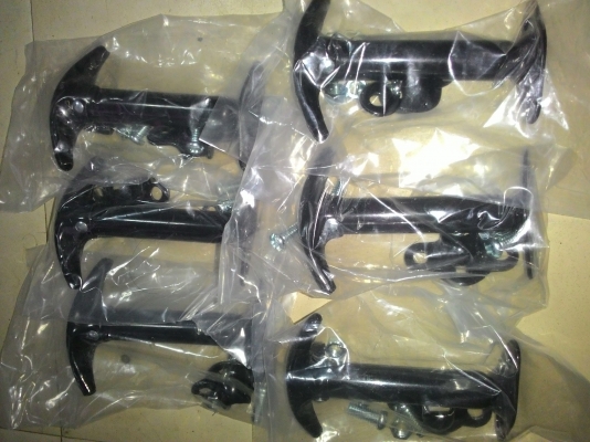 ขายยางรองแท่นกระจกของใหม่   U.S.A.  มี1 คู่เท่านั้น ตัวล็อคฝากระโปรง แท้กองทัพ