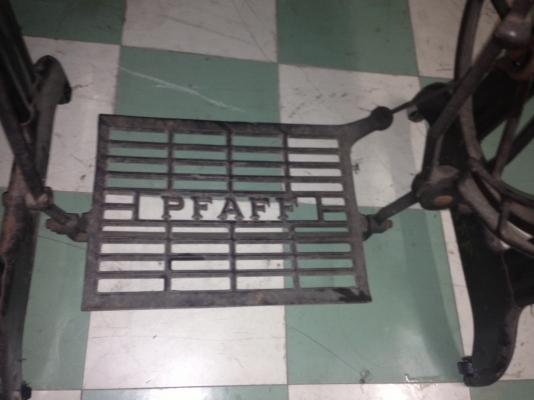 Pfaff50 จักรเย็บผ้าโบราณที่สวยงาม และยังใช้งานได้เยี่ยม พร้อมโต๊ะและมอเตอร์ Pfaff50 จักรเย็บผ้าโบราณที่สวยงาม และยังใช้งานได้เยี่ยม พร้อมโต๊ะและมอเตอร์