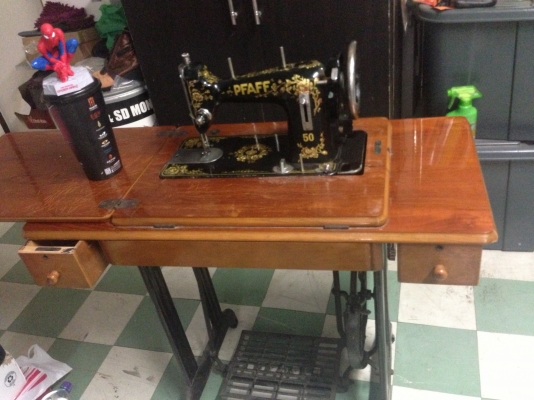 Pfaff50 จักรเย็บผ้าโบราณที่สวยงาม และยังใช้งานได้เยี่ยม พร้อมโต๊ะและมอเตอร์ Pfaff50 จักรเย็บผ้าโบราณที่สวยงาม และยังใช้งานได้เยี่ยม พร้อมโต๊ะและมอเตอร์