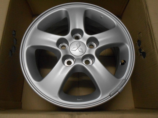 ขายล้อแม็กเเปล่า มิตซูบิชิ ไตตั้น ขอบ 15 ถอดป้ายแดง พร้อมน๊อตแท้ 1 ชุด /ใส่ฟรีคะ