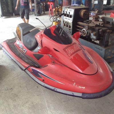 เจ็ตสกี เก่าญี่ปุ่น KAWASAKI  สีแดง ไม่มีเครื่องยนต์  ขายตามสภาพ (ขายซาก)