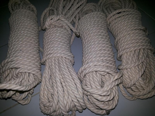 เชือกมัดของสารพัดประโยชน์ (เชือกโยงเรือ หรือเชือกที่ใช้ในเรือ) เหลือ 3 มัด เชือกมัดของสารพัดประโยชน์ (เชือกโยงเรือ หรือเชือกที่ใช้ในเรือ) เหลือ 3 มัด