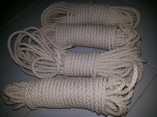 เชือกมัดของสารพัดประโยชน์ (เชือกโยงเรือ หรือเชือกที่ใช้ในเรือ) เหลือ 3 มัด